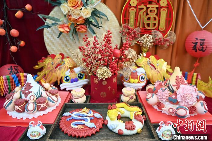 1月25日，春節(jié)臨近，蘭州一花饃店“龍”元素花饃熱銷。圖為展出的“龍”元素花饃。九美旦增 攝