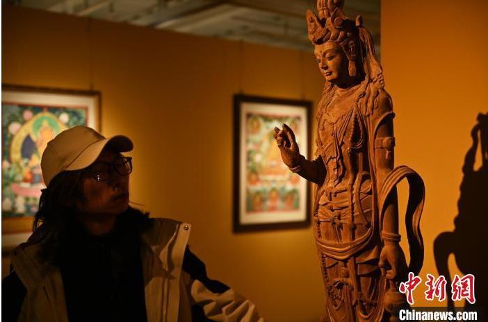 圖為季茂杰觀(guān)察自己創(chuàng)作的敦煌木雕。李亞龍 攝</p>
<p>