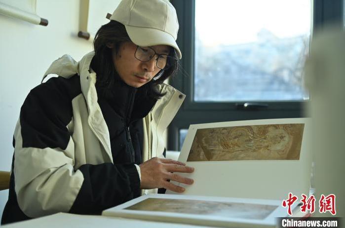 圖為季茂杰研究敦煌文化相關(guān)書(shū)籍。李亞龍 攝</p>
<p>