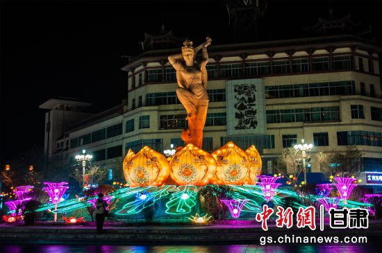 2024年春節(jié)期間，敦煌市中心盤旋路上的反彈琵琶燈組。王斌銀 攝