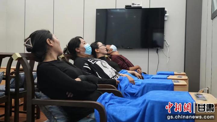 圖為當(dāng)?shù)鼐用耋w驗(yàn)藏醫(yī)院診療。卓瑪草 攝