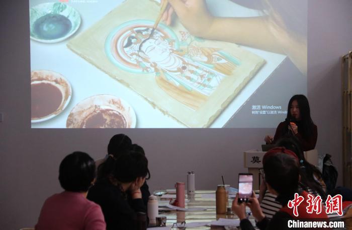 2023年2月，在敦煌研究院莫高學(xué)堂，研學(xué)導(dǎo)師給學(xué)員講授敦煌壁畫臨摹技法?！　垥粤?攝