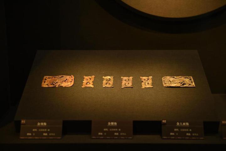 張家川縣馬家塬車輿博物館展陳的馬家塬遺址出土的金項飾、金腰飾、金人畫飾等。李亞龍 攝　　