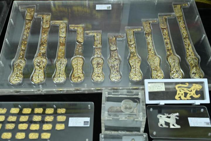 張家川馬家塬出土的金帶飾、大角羊、人形鉛俑及狼形銀車輿飾等文物。