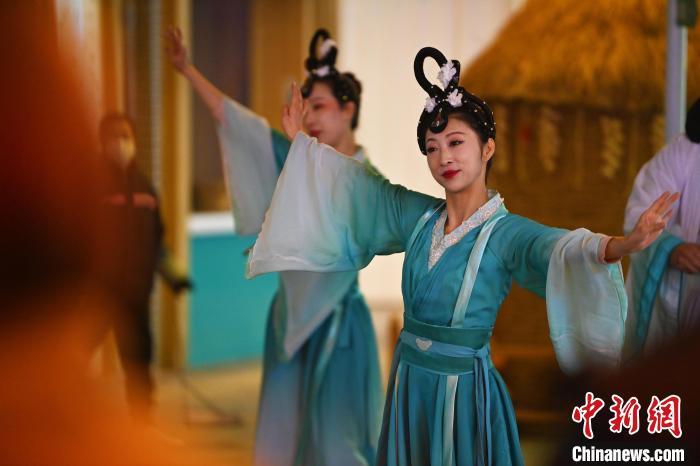 圖為工作人員進(jìn)行舞蹈表演。李亞龍 攝</p>
<p>