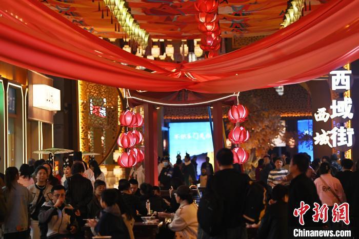 圖為街區(qū)現(xiàn)場(chǎng)游客絡(luò)繹不絕。李亞龍 攝</p>
<p>