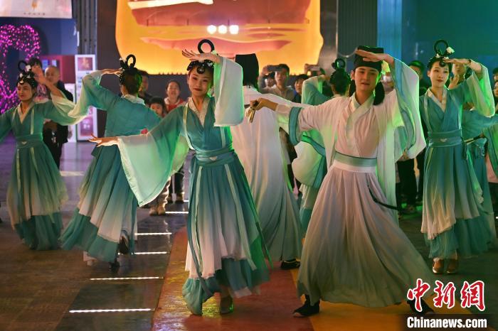 圖為工作人員進(jìn)行舞蹈表演。李亞龍 攝</p>
<p>