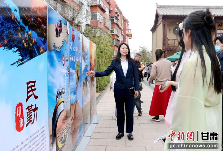 3月下旬，民勤縣在天水啟漢樓廣場舉行推介會，宣傳本地旅游資源和農(nóng)特優(yōu)產(chǎn)品。圖為工作人員向游客介紹民勤自然風(fēng)光、歷史文化。馬愛彬 攝