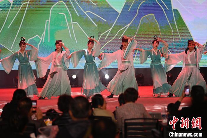 圖為工作人員進(jìn)行舞蹈表演。李亞龍 攝