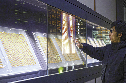 3月6日，工作人員在荊門市博物館新館內(nèi)楚簡展廳展示使用互動裝置。新華每日電訊記者　胡競文