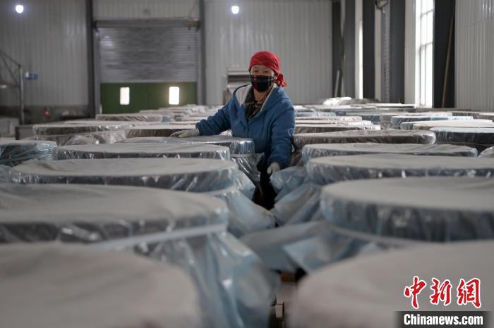 5月10日，工作人員檢查裝有酒糟的壇子。九美旦增　攝