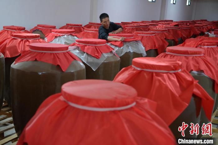 圖為5月10日，工作人員在儲酒庫檢查酒缸密封性。九美旦增　攝