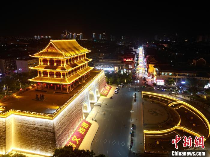 圖為武威市標(biāo)志性建筑涼州古城門燈光亮起。(無人機(jī)照片) 　戴文昌 攝</p><p>