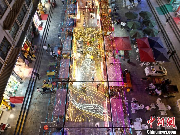 圖為明清街夜市燈光點(diǎn)亮具有武威文化元素的“天梯山石窟”彩燈。(無人機(jī)照片) 　戴文昌 攝</p><p>