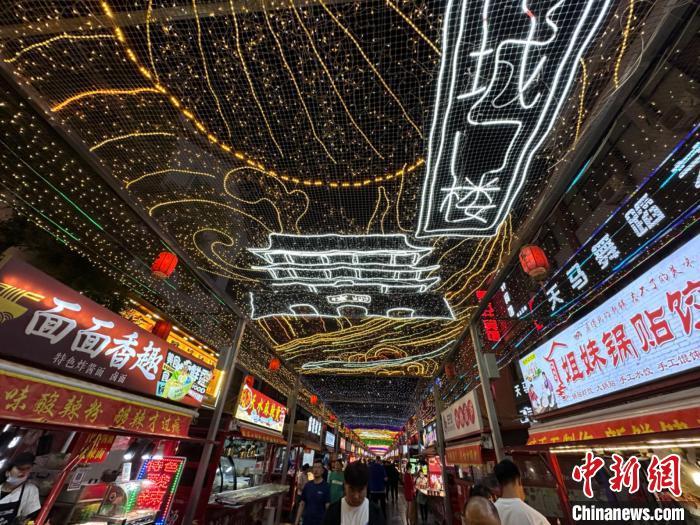 圖為明清街夜市燈光點(diǎn)亮具有武威文化元素的“涼州古城門”彩燈。　戴文昌 攝</p><p>