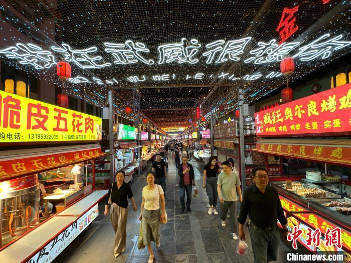 圖為明清街夜市燈光點(diǎn)亮“我在武威很想你”。　戴文昌 攝</p><p>