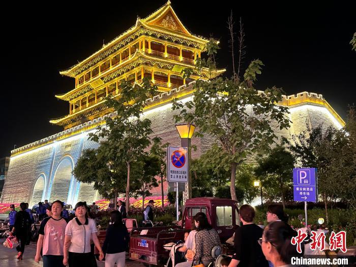 圖為夜幕降臨，涼州古城門燈光亮起?！〈魑牟?攝