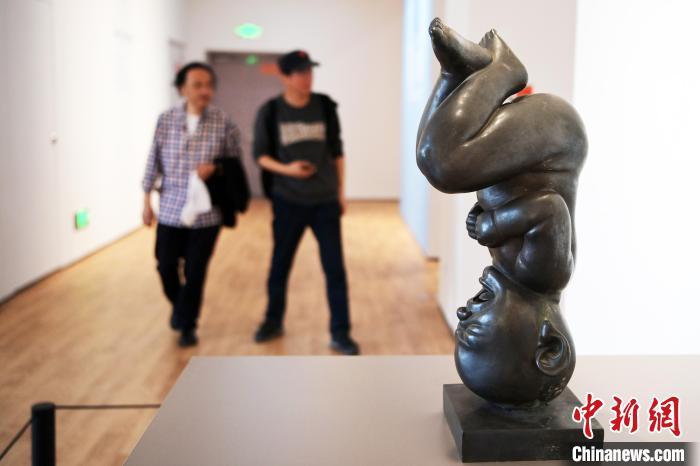 5月21日，觀眾參觀“絲路印跡”雕塑藝術(shù)作品展展出的雕塑作品。九美旦增 攝</p>
<p>