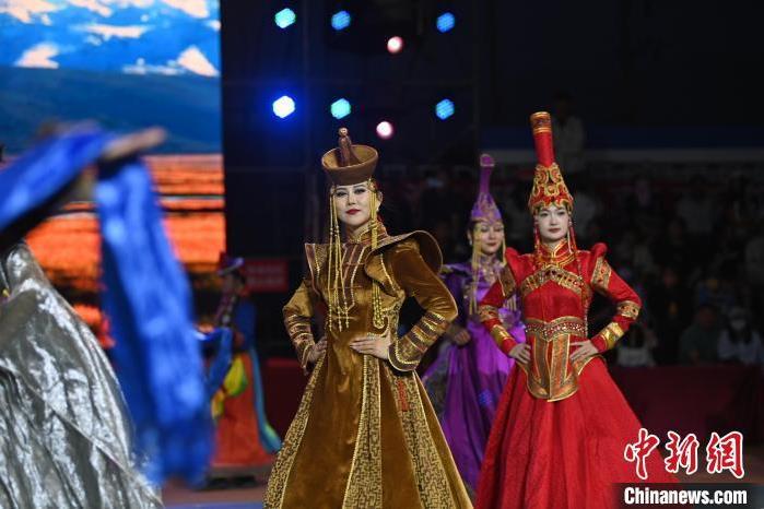圖為開(kāi)幕式現(xiàn)場(chǎng)蒙古族服飾秀。李亞龍 攝</p>
<p>