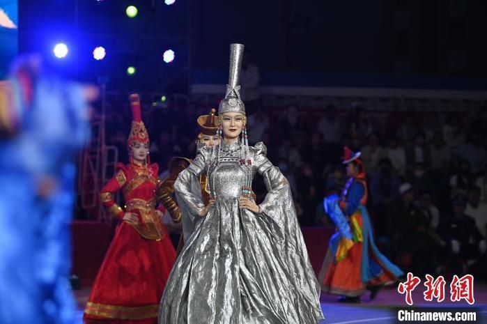 圖為開(kāi)幕式現(xiàn)場(chǎng)蒙古族服飾秀。李亞龍 攝</p>
<p>