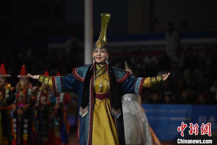 圖為開(kāi)幕式現(xiàn)場(chǎng)蒙古族服飾秀。李亞龍 攝
