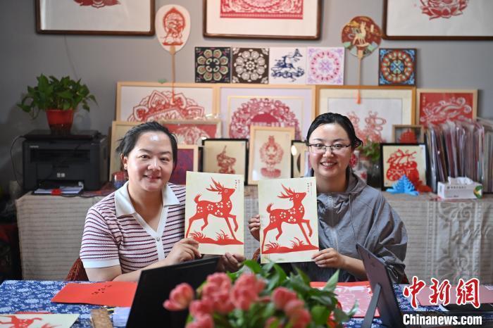 6月6日，在甘肅敦煌青年夜校課程中，青年學(xué)員展示學(xué)習(xí)敦煌非遺剪紙的成果。李亞龍 攝　　