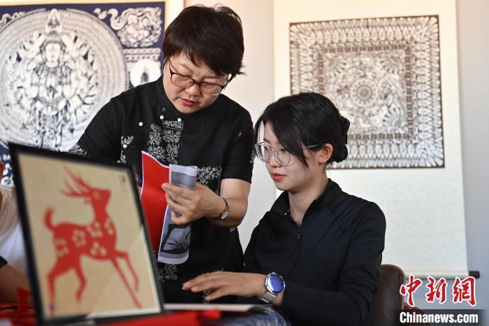 6月6日，在甘肅敦煌青年夜校課程中，青年學(xué)員學(xué)習(xí)敦煌非遺剪紙課程。李亞龍 攝