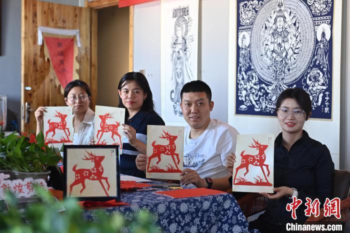 6月6日，在甘肅敦煌青年夜校課程中，青年學(xué)員展示學(xué)習(xí)敦煌非遺剪紙的成果。李亞龍 攝　　