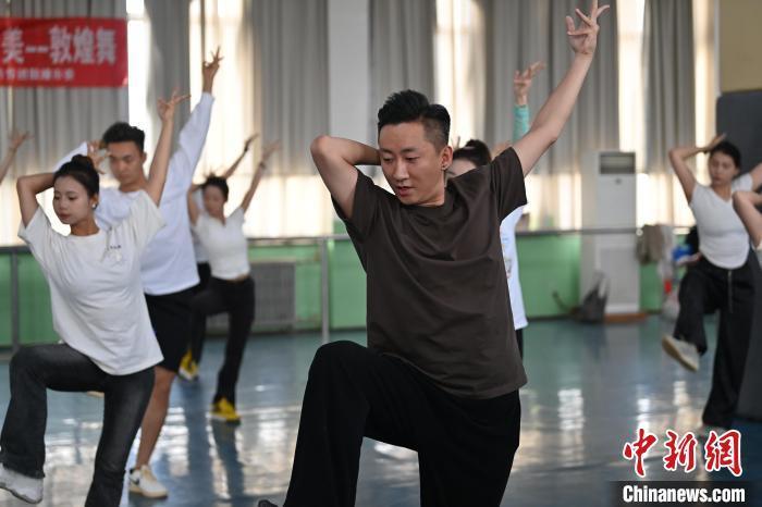 6月6日，在甘肅敦煌青年夜校課程中，青年學(xué)員學(xué)習(xí)敦煌舞課程。李亞龍 攝　　