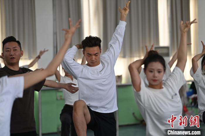 6月6日，在甘肅敦煌青年夜校課程中，青年學(xué)員學(xué)習(xí)敦煌舞課程。李亞龍 攝　　