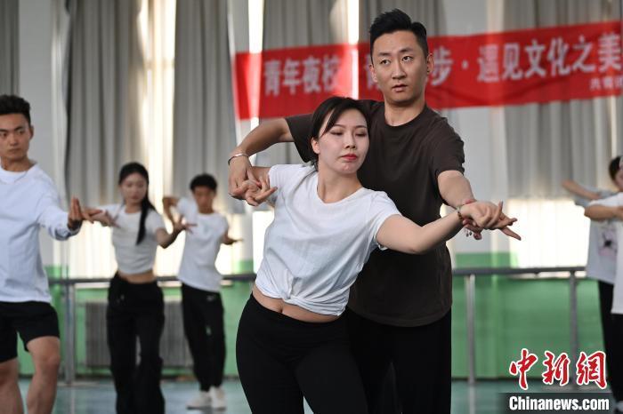 6月6日，在甘肅敦煌青年夜校課程中，學(xué)員學(xué)習(xí)敦煌舞課程。李亞龍 攝　　