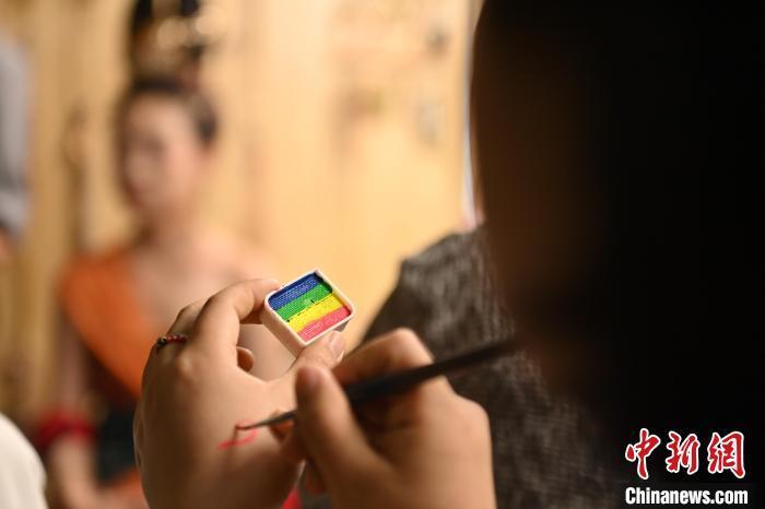 6月6日，在甘肅敦煌青年夜校課程中，青年學(xué)員學(xué)習(xí)敦煌美妝課程。李亞龍 攝　　