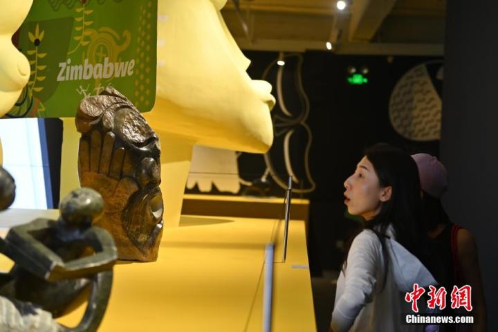 圖為游客參觀藝術(shù)展。中新社記者 李亞龍 攝