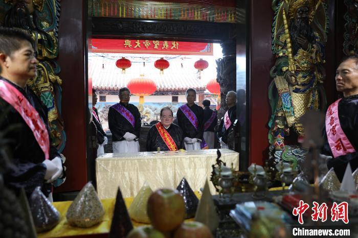 6月21日，“2024(甲辰年)兩岸共祭人文始祖伏羲典禮”在臺灣新北舉行。擔(dān)任主祭官的先嗇宮董事長、中國國民黨前秘書長李乾龍(中)出席典禮并擔(dān)任主祭官。中新社記者 張曉曦 攝