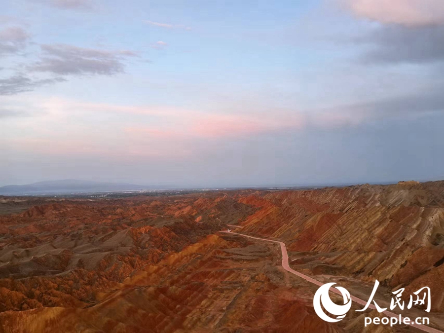 日落時(shí)分，余暉與丹霞交相輝映。人民網(wǎng)記者 唐嘉藝攝