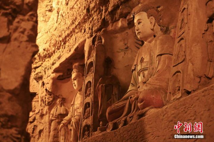 7月15日，甘肅省平?jīng)鍪袥艽h百里石窟長廊中的王母宮石窟造像。百里石窟長廊位于涇川縣境內(nèi)，由512個(gè)石窟、5眼窟中石井組成，現(xiàn)存王母宮石窟、鳳凰山石窟、南石窟寺、丈八寺石窟、羅漢洞石窟、太山寺石窟等規(guī)模較大的石窟群，還有數(shù)量眾多的小石窟群。王母宮石窟又名千佛洞，該窟設(shè)計(jì)宏大，造像生動(dòng)，窟內(nèi)擁有造像數(shù)百尊，是較為珍貴的佛教文化歷史遺存。中新社記者 李亞龍 攝</p>
<p>