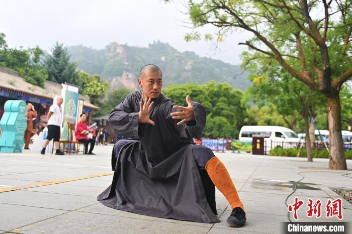 7月14日，甘肅省平?jīng)鍪嗅轻忌骄皡^(qū)內(nèi)，嵩山少林弟子展示武藝。7月13日至14日，“2024年北京體育大學(xué)第十五屆國際武術(shù)比賽交流大會(huì)暨首屆崆峒山國際武術(shù)大會(huì)”舉行，大會(huì)也在崆峒山景區(qū)進(jìn)行問道崆峒、武術(shù)高級研修班、崆峒拜師等系列活動(dòng)。中新社記者 李亞龍 攝</p>
<p>