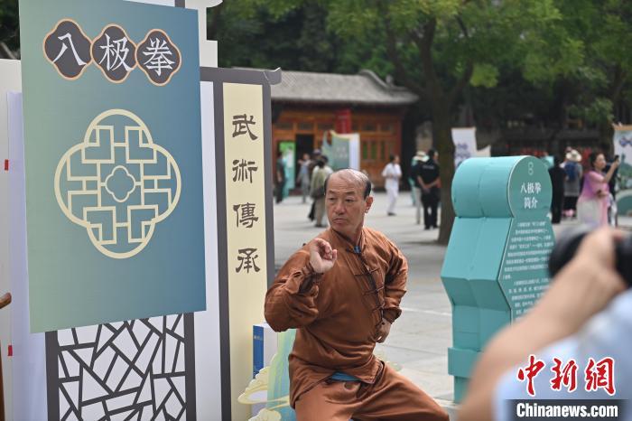7月14日，甘肅省平?jīng)鍪嗅轻忌骄皡^(qū)內(nèi)，八極拳傳承人展示八極拳。7月13日至14日，“2024年北京體育大學(xué)第十五屆國際武術(shù)比賽交流大會(huì)暨首屆崆峒山國際武術(shù)大會(huì)”舉行，大會(huì)也在崆峒山景區(qū)進(jìn)行問道崆峒、武術(shù)高級研修班、崆峒拜師等系列活動(dòng)。中新社記者 李亞龍 攝</p>
<p>
