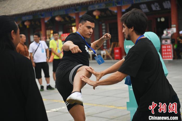 7月14日，甘肅省平?jīng)鍪嗅轻忌骄皡^(qū)內(nèi)，外籍武術(shù)愛好者切磋武藝。7月13日至14日，“2024年北京體育大學(xué)第十五屆國際武術(shù)比賽交流大會(huì)暨首屆崆峒山國際武術(shù)大會(huì)”舉行，大會(huì)也在崆峒山景區(qū)進(jìn)行問道崆峒、武術(shù)高級研修班、崆峒拜師等系列活動(dòng)。中新社記者 李亞龍 攝