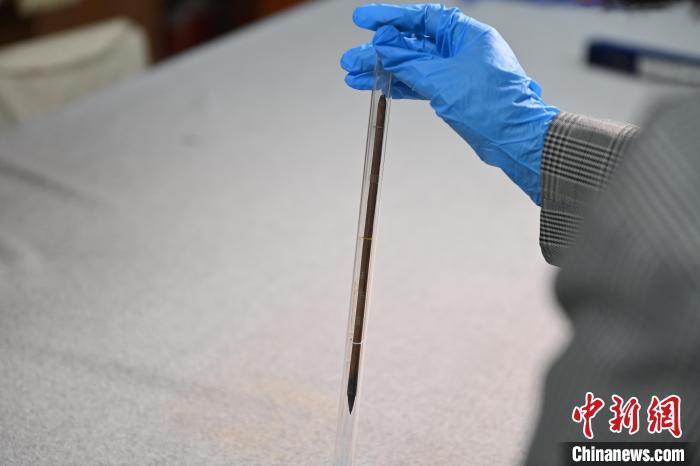 2024年5月7日，甘肅省博物館館藏國(guó)寶級(jí)文物“白馬作”毛筆。李亞龍　攝