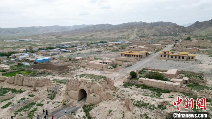 7月13日，位于山丹漢明長城遺址里的硤口古城。(無人機(jī)圖片) 　九美旦增 攝