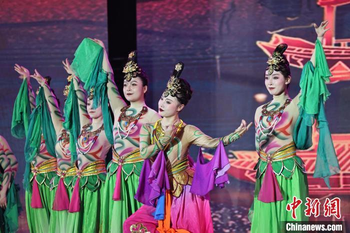 7月19日晚，第五屆黃河之濱文藝展演在蘭州體育文化廣場開幕。圖為開幕式演出敦煌舞蹈。張曦予 攝