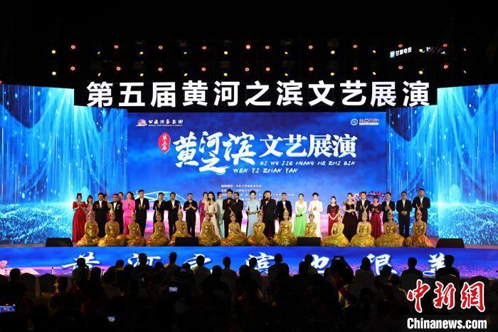 7月19日晚，第五屆黃河之濱文藝展演在蘭州體育文化廣場開幕。張曦予 攝