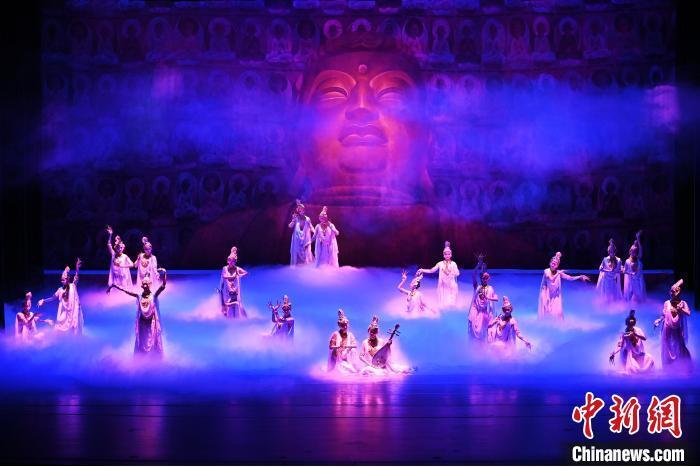 7月18日晚，中國經(jīng)典舞劇《絲路花雨》在甘肅蘭州黃河劇院進行演出。中國經(jīng)典舞劇《絲路花雨》迎來45周年，7月17日-8月4日在蘭州開啟為期多天的駐場演出。該舞劇取材于敦煌莫高窟壁畫，集中國霓裳羽衣舞、敦煌舞、印度舞、黑巾舞、波斯馬鈴舞等于一身，自1979年演出至今，該劇先后在40多個國家和地區(qū)演出近4000場，觀眾550多萬人次。中新社記者 李亞龍 攝</p>
<p>