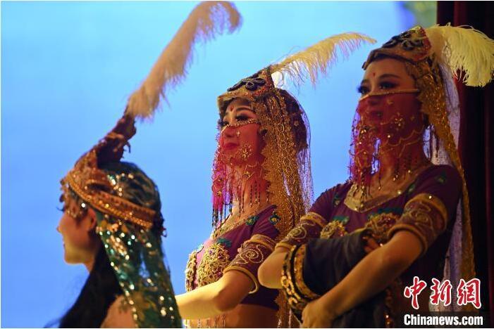 7月18日晚，中國經(jīng)典舞劇《絲路花雨》在甘肅蘭州黃河劇院進行演出。中國經(jīng)典舞劇《絲路花雨》迎來45周年，7月17日-8月4日在蘭州開啟為期多天的駐場演出。該舞劇取材于敦煌莫高窟壁畫，集中國霓裳羽衣舞、敦煌舞、印度舞、黑巾舞、波斯馬鈴舞等于一身，自1979年演出至今，該劇先后在40多個國家和地區(qū)演出近4000場，觀眾550多萬人次。中新社記者 李亞龍 攝</p>
<p>