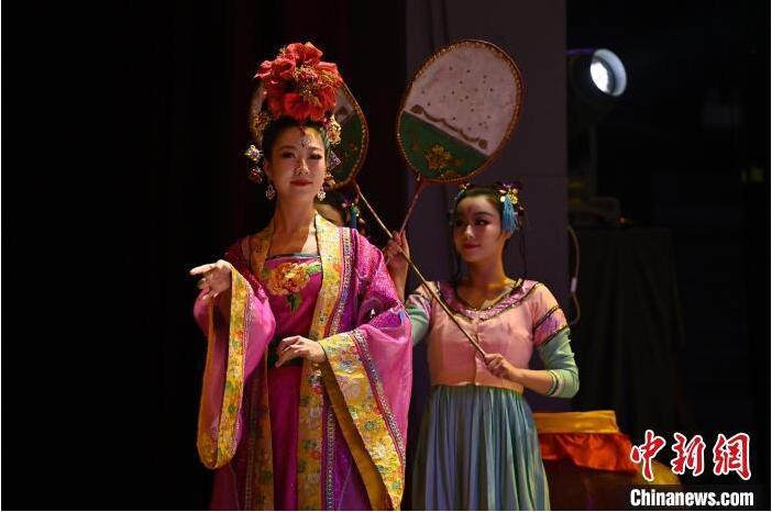 7月18日晚，中國經(jīng)典舞劇《絲路花雨》在甘肅蘭州黃河劇院進行演出。中國經(jīng)典舞劇《絲路花雨》迎來45周年，7月17日-8月4日在蘭州開啟為期多天的駐場演出。該舞劇取材于敦煌莫高窟壁畫，集中國霓裳羽衣舞、敦煌舞、印度舞、黑巾舞、波斯馬鈴舞等于一身，自1979年演出至今，該劇先后在40多個國家和地區(qū)演出近4000場，觀眾550多萬人次。中新社記者 李亞龍 攝</p>
<p>