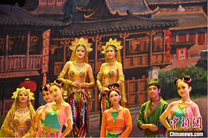 7月18日晚，中國經(jīng)典舞劇《絲路花雨》在甘肅蘭州黃河劇院進行演出。中國經(jīng)典舞劇《絲路花雨》迎來45周年，7月17日-8月4日在蘭州開啟為期多天的駐場演出。該舞劇取材于敦煌莫高窟壁畫，集中國霓裳羽衣舞、敦煌舞、印度舞、黑巾舞、波斯馬鈴舞等于一身，自1979年演出至今，該劇先后在40多個國家和地區(qū)演出近4000場，觀眾550多萬人次。中新社記者 李亞龍 攝</p>
<p>