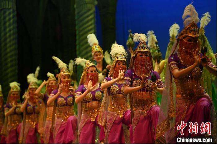 7月18日晚，中國經(jīng)典舞劇《絲路花雨》在甘肅蘭州黃河劇院進行演出。中國經(jīng)典舞劇《絲路花雨》迎來45周年，7月17日-8月4日在蘭州開啟為期多天的駐場演出。該舞劇取材于敦煌莫高窟壁畫，集中國霓裳羽衣舞、敦煌舞、印度舞、黑巾舞、波斯馬鈴舞等于一身，自1979年演出至今，該劇先后在40多個國家和地區(qū)演出近4000場，觀眾550多萬人次。中新社記者 李亞龍 攝</p>
<p>