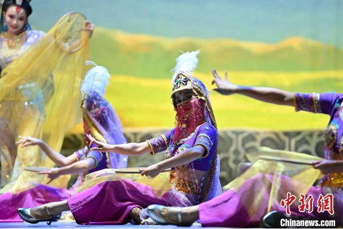 7月18日晚，中國經(jīng)典舞劇《絲路花雨》在甘肅蘭州黃河劇院進行演出。中國經(jīng)典舞劇《絲路花雨》迎來45周年，7月17日-8月4日在蘭州開啟為期多天的駐場演出。該舞劇取材于敦煌莫高窟壁畫，集中國霓裳羽衣舞、敦煌舞、印度舞、黑巾舞、波斯馬鈴舞等于一身，自1979年演出至今，該劇先后在40多個國家和地區(qū)演出近4000場，觀眾550多萬人次。中新社記者 李亞龍 攝</p>
<p>