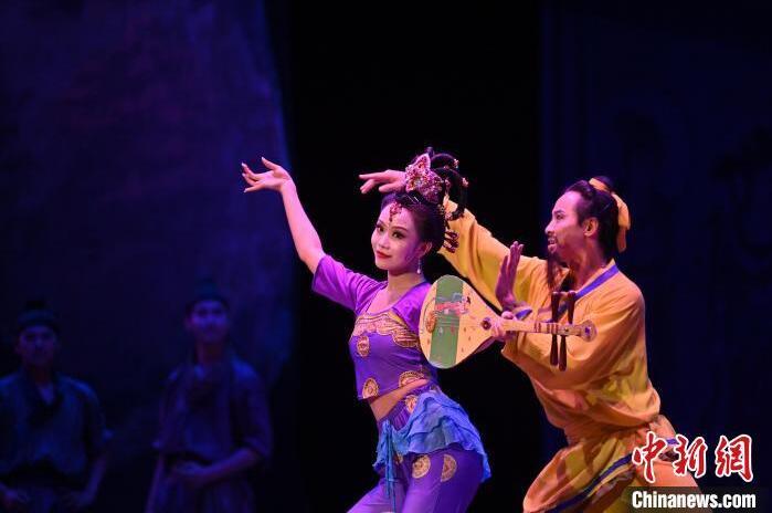 7月18日晚，中國經(jīng)典舞劇《絲路花雨》在甘肅蘭州黃河劇院進行演出。中國經(jīng)典舞劇《絲路花雨》迎來45周年，7月17日-8月4日在蘭州開啟為期多天的駐場演出。該舞劇取材于敦煌莫高窟壁畫，集中國霓裳羽衣舞、敦煌舞、印度舞、黑巾舞、波斯馬鈴舞等于一身，自1979年演出至今，該劇先后在40多個國家和地區(qū)演出近4000場，觀眾550多萬人次。中新社記者 李亞龍 攝</p>
<p>